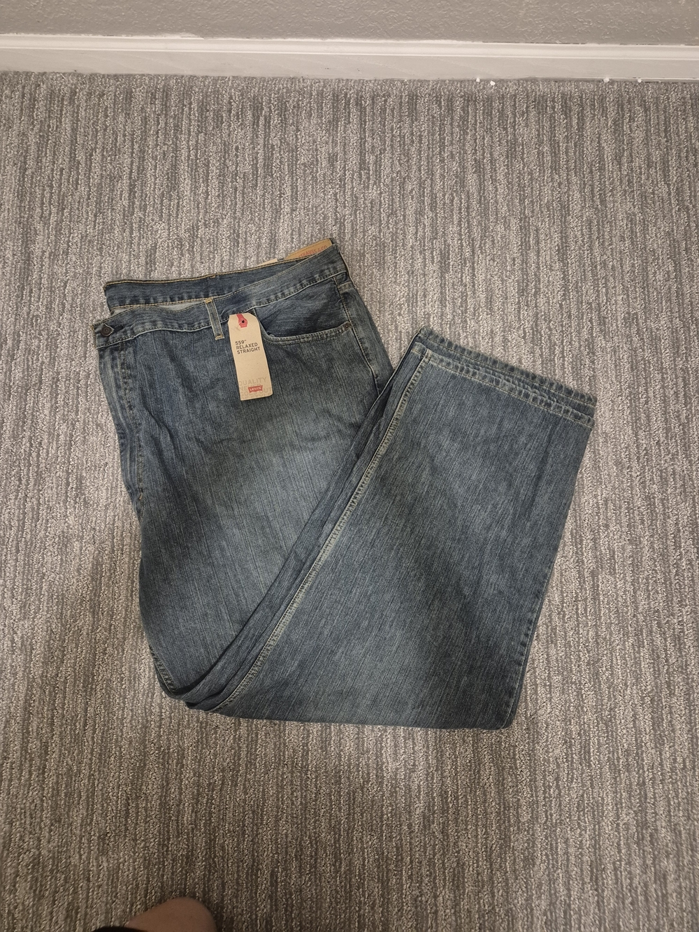Levi's Men's Straight Leg Jeans in Medium Blue